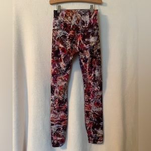 Lululemon Athletic Leggings Size 2 like new perfect print for late summer & fall